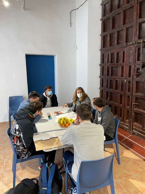 aemprende's tweet photo. 🚀Desde #Utrera estamos celebrando #HackathonUtrera Intercentros, junto a @InniciaAnd @EducaAnd @CiudadUtrera🙌

🧑‍🎓👩‍🎓 Con alumnado del⤵️
〽️@ies_poncedeleon 
〽️@IesMuseo 
〽️@IES_RuizGijon 
〽️IES Virgen de Consolación

🆙ON AIR desde @cadesevilla‼️

#territorioemprende #EmprendeAND https://t.co/foX5jTpSSq