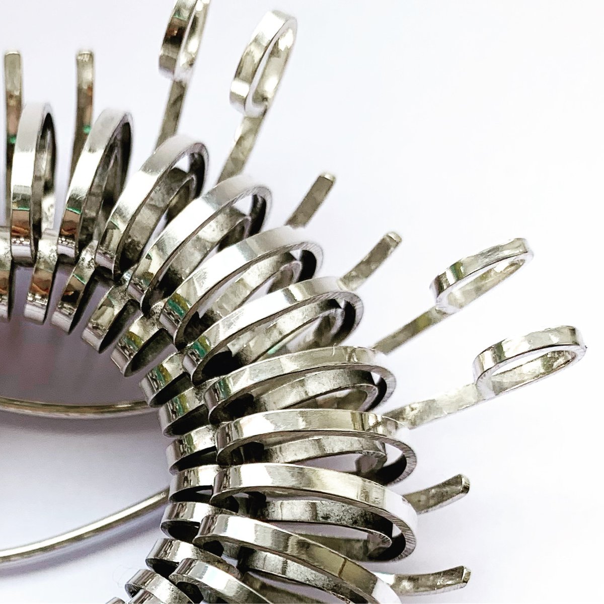 Firemiststudio's tweet photo. Brooch: “Continuous”
Latest work.
Crafted from a single piece of silver sheet.
#christinejohnsonjewellery #continuousseries #contemporaryjewellery #silverjewellery #brooch https://t.co/nKKZRShKCk