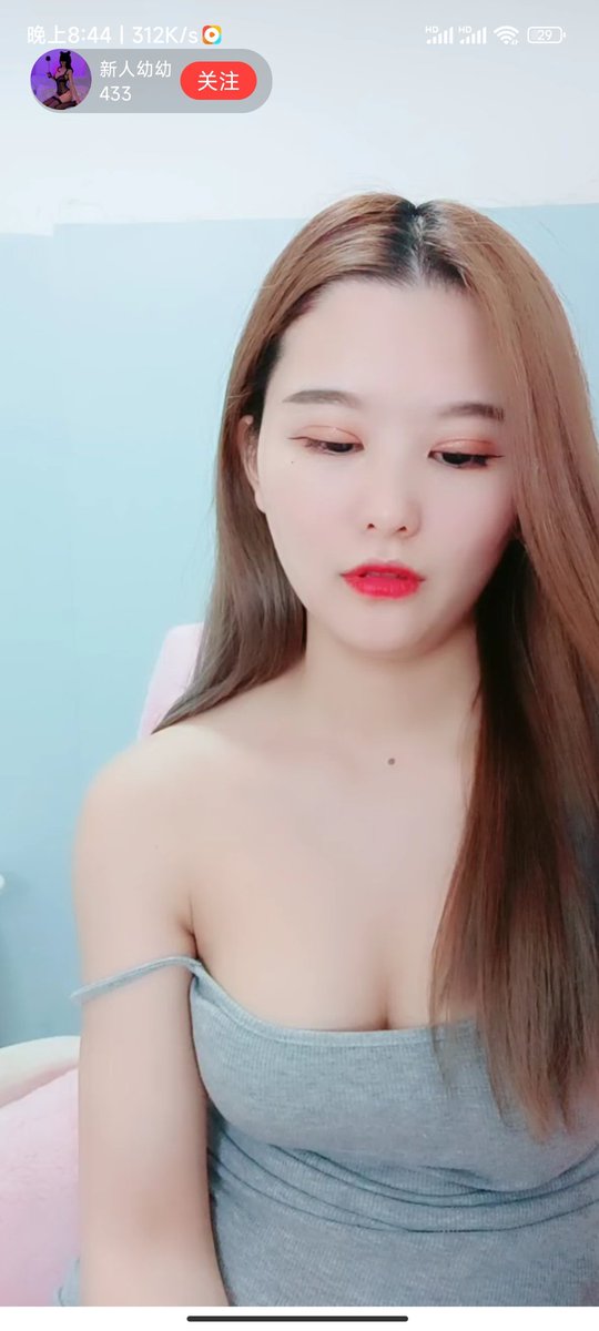 xiaochenluzn's tweet photo. 晚上直播的小姐姐 https://t.co/JfSERGP7rT