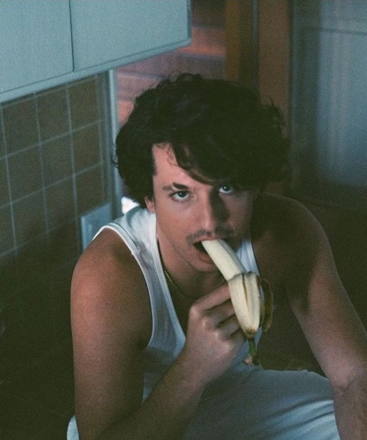 Charlieputh1806's tweet photo. MIDNIGHT SNACK .🍌🍌 https://t.co/QipZmmaNtP