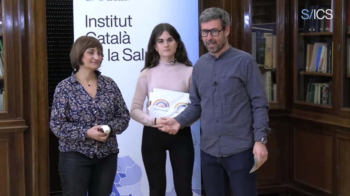 Com convertir un hotel en un equipament de salut, una iniciativa que expliquen des del #CAPMontegre, la infermera Gemma Fanlo i la treballadora social sanitària, Judith López, que porten dibuixos i cartes d'agraïment de les persones ateses
#ICSMemòriaCovid #AraMésQueMaiPrimària