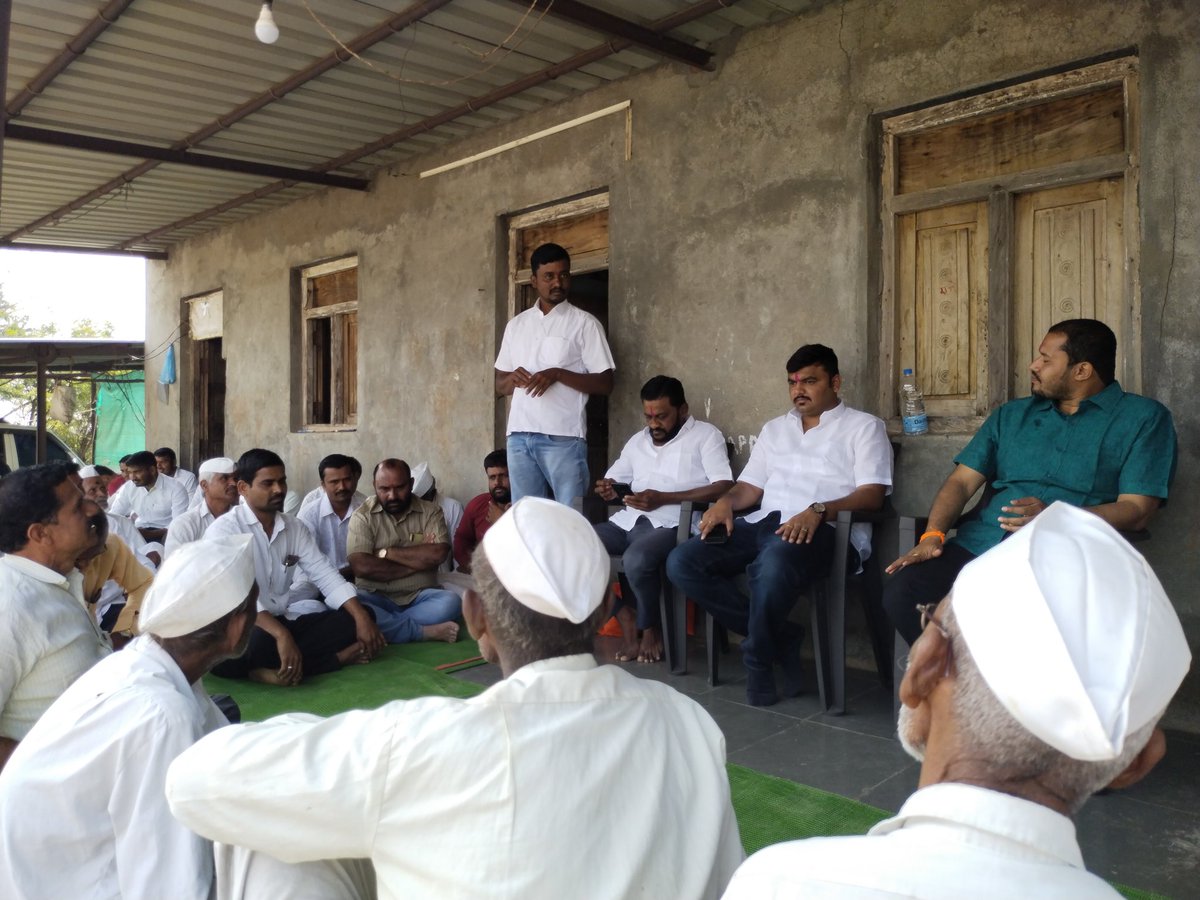 Digvijay4Youth's tweet photo. सावडी गावात गेलो असता तेथील उपस्थित सर्व जेष्ठ, पदाधिकारी व युवावर्गासोबत आनंदाचे क्षण व्यतीत केले.

त्यांच्यासोबत चर्चा केली, विशेष करून शेतकऱ्यांच्या अडचणी आणि त्यावर कोणत्या उपाययोजना करता येतील याबद्दल सर्वांनी आपापली मते मांडली.

#karmala https://t.co/Ag9fgIfeE8