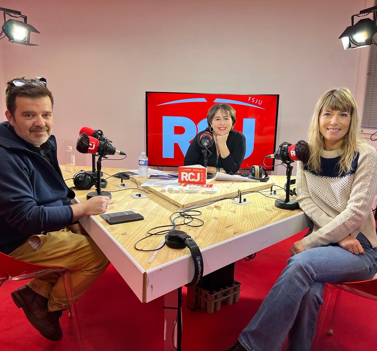 TMontparnasse's tweet photo. @LyonPoncet , co-auteur et metteur en scène de #TOUTCAPOURLAMOUR ! était invité par @s_sebbane sur @RCJRADIO, ce matin.
Pour le réécouter, c'est ici 👇
https://t.co/PKdNf1lDV1
Et pour venir applaudir à tout rompre @EdwigeBaily, direction le Petit @TMontparnasse ! https://t.co/qSKnui6R5u