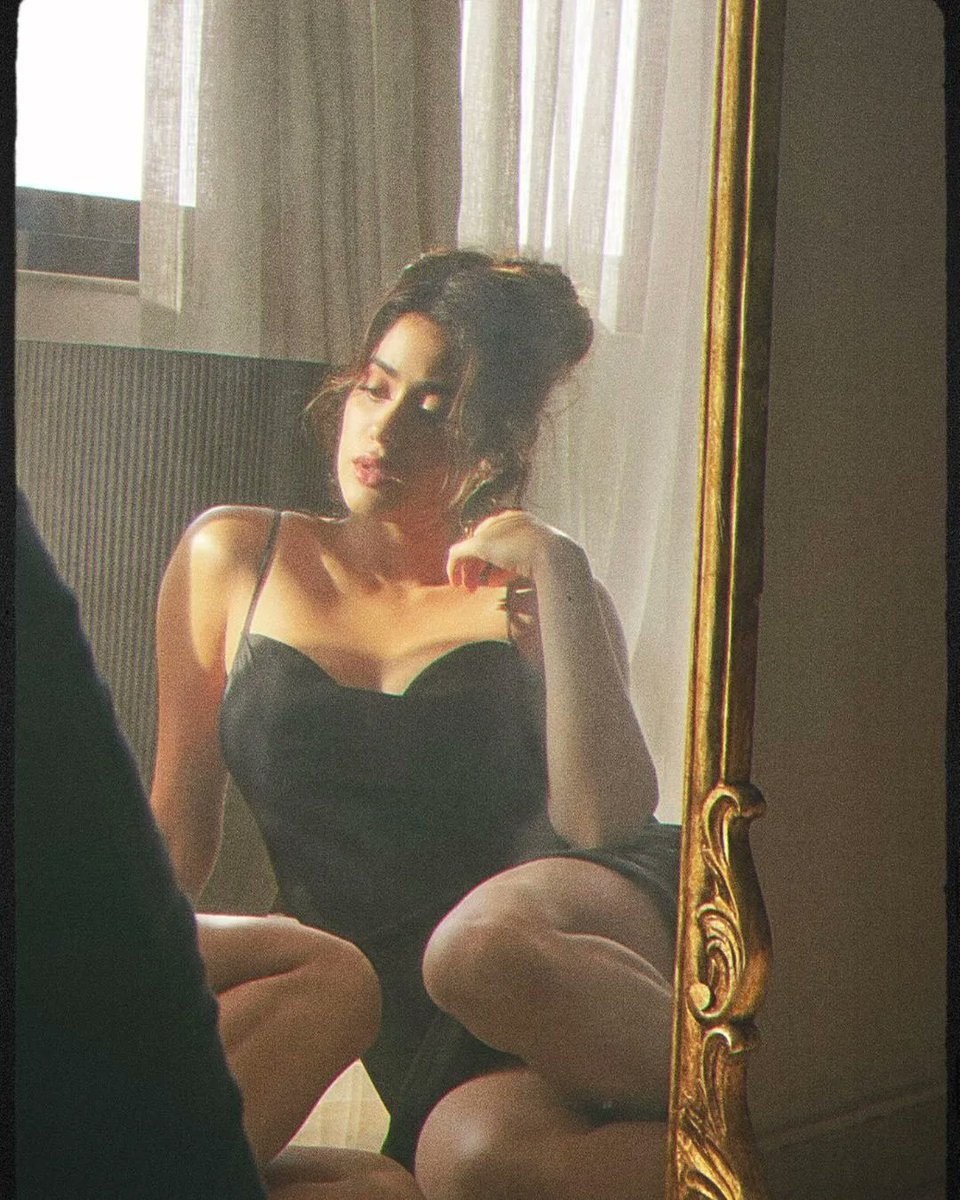 Janhvikapoor0's tweet photo. Whenever you're around
I always seem to smile 😩🙈🖤

#JanhviKapoor https://t.co/GuZp2y7Twy