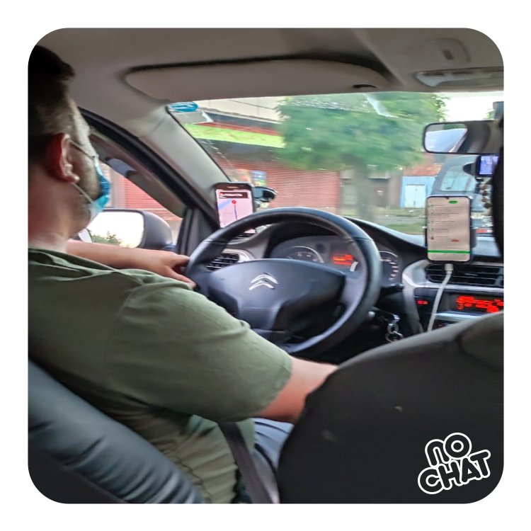 ESTA INFRACCIÓN en la ciudad de Osorno nos llega a través de una denuncia ciudadana. Conductor manipulando DOS celulares durante la conducción, algo penalizado por la #LeyNoChat. La fiscalización debe ser una labor prioritaria para la autoridad, con el fin de salvar vidas 📵