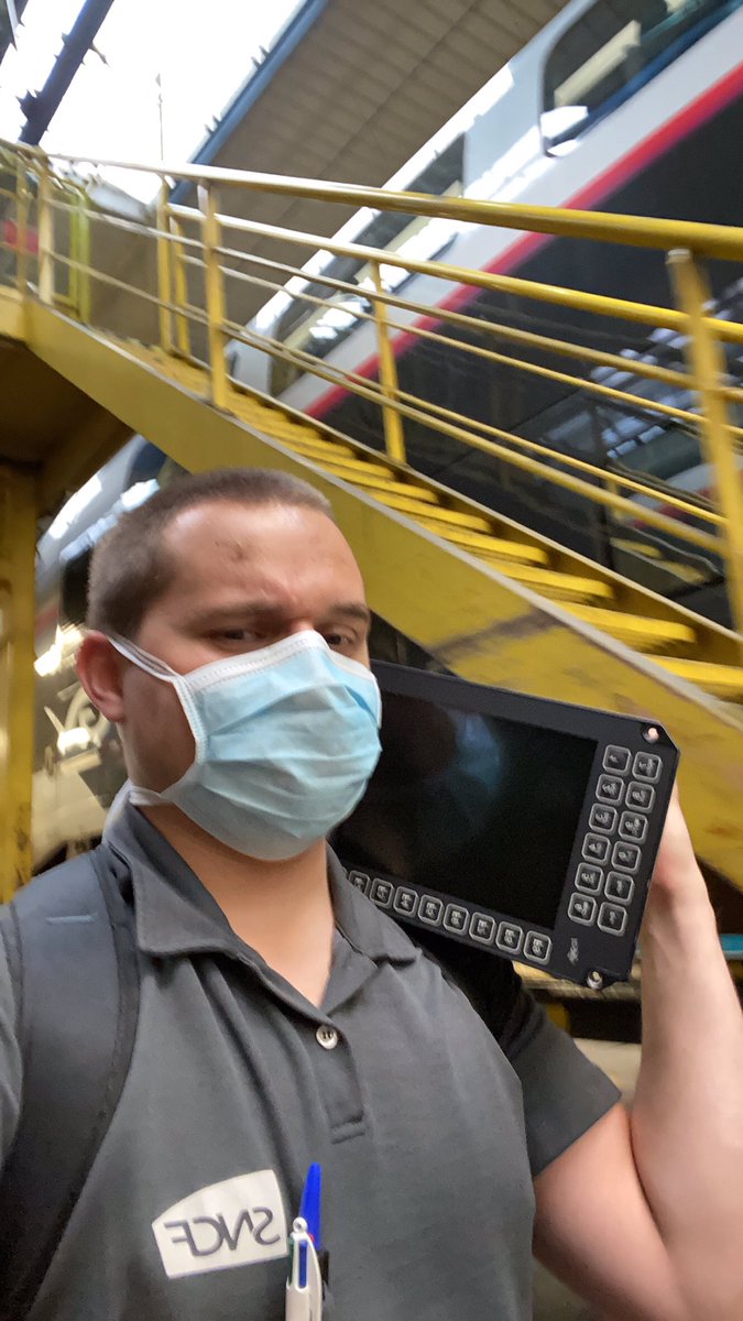 Doudou_TrainDoc's tweet photo. Ça @olivierveran c’est moi en train de bosser sur l’un des 2 TGV médicaux du 1er Avril 2020 en plein confinement avec des bavettes de récupération. 

Et je suis pas du privé. https://t.co/mTQcvDNFxE
