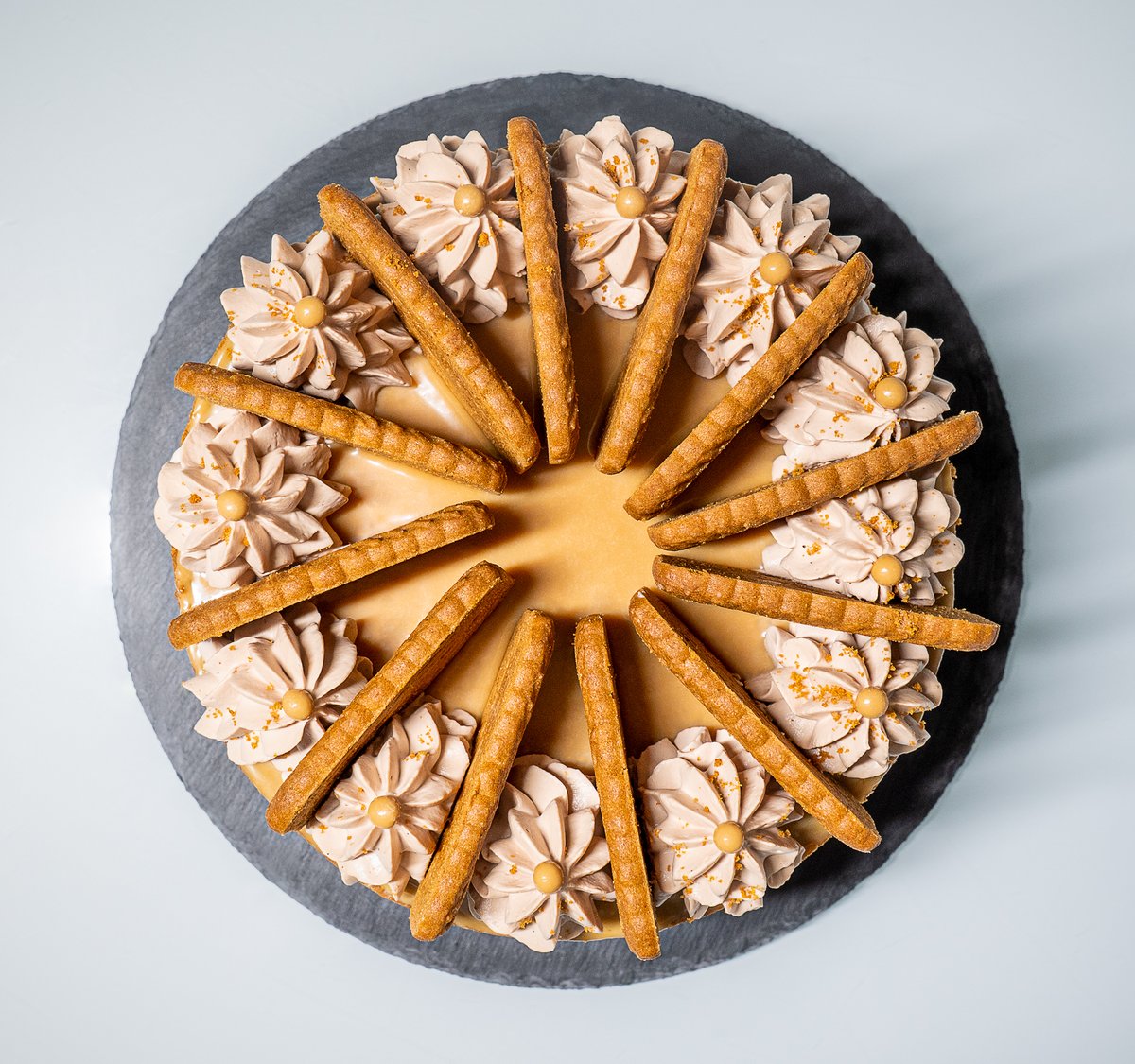 Some Biscoff Goodness! 😊 Stop by and indulge in any of our display cakes - You Deserve It!❤
#evan #momentstosavour

#cakesofinstagram #alainliving #aljimimall #aljimimallalain #alain_city #cakeart #lotusbiscoff #lotus #lotuscake #bespoke #delicious #abudhabifoodies