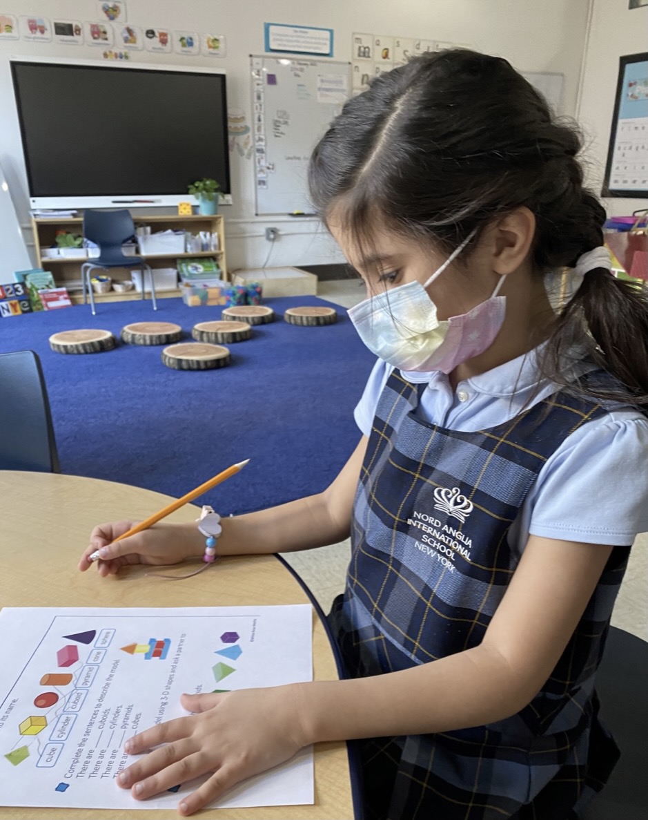 NAISNY's tweet image. Bringing learning to life is part of the NAINSY way! Spotting shapes in NY architecture created the opportunity for our Year 1s (5/6 year olds) to learn the names and properties of 3D shapes.