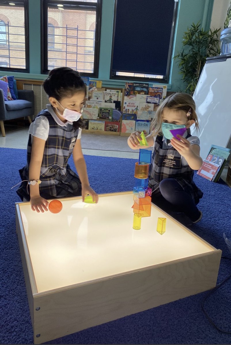 NAISNY's tweet image. Bringing learning to life is part of the NAINSY way! Spotting shapes in NY architecture created the opportunity for our Year 1s (5/6 year olds) to learn the names and properties of 3D shapes.