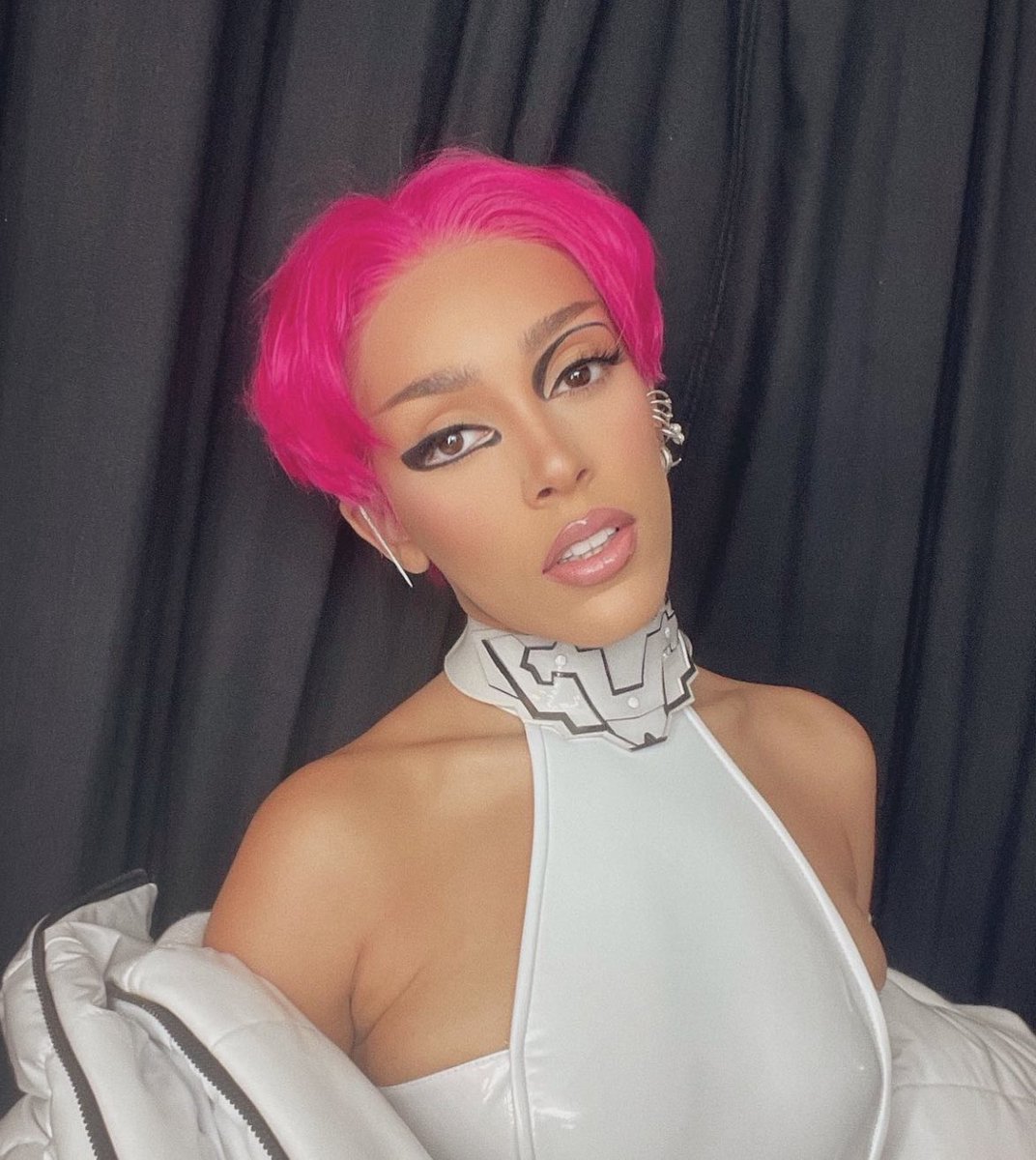vminiecats's tweet photo. — La estilista de Doja Cat reveló que el legendario peinado rosa de #JIMIN de la era Boy With Luv fue la inspiración para el MV "Get I to It (Yuh)" de Doja. (+) https://t.co/yALFoVpzaa