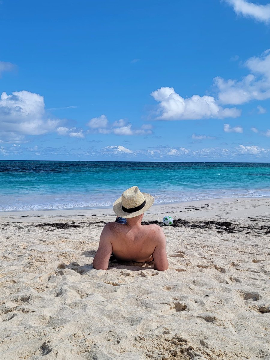 BroadheadGreg's tweet photo. I don’t consider myself a runner (haven’t run since HS), but down here how can you not? First two weeks I’ve hit my goal of 5km in sub 30.  Gonna be in the 🇧🇸 for a while, time to set another goal, but first 🏖! https://t.co/f4izDD4eFs