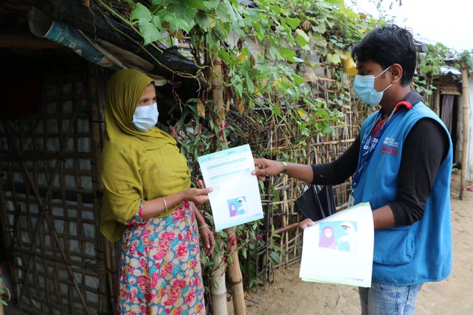 Two years on from the start of the pandemic, #COVID19 prevention remains a priority. 

#Rohingya Health Volunteers play an essential part in helping families in #Kutupalong Refugee Camp stay safe, thanks to regular guidance and awareness-raising activities. 

📸<a href="/bokhtiar71/">Bakhtiar Hossen</a>