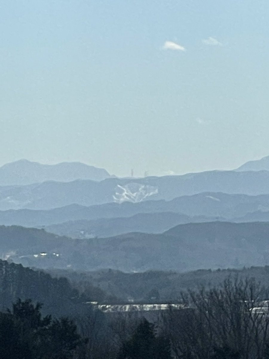 0114you1's tweet photo. 飯能、多峯主山から見えた
雪みたいな窪みのある山は一体なんでしょうか？？ https://t.co/lyYZcbJELu
