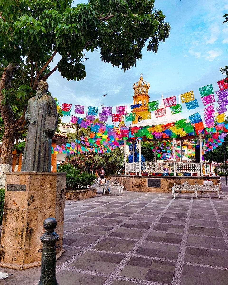 Para conocer la esencia de #PuertoVallarta, uno de los mejores lugares es su Plaza Principal donde la gente local se reúne para sentarse en una banquita a comer helado o tomar café.

Foto por @VisitPuertoVallarta

#SoulMatters #VisitMexico