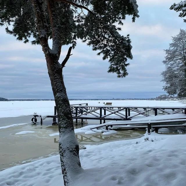 eddss20's tweet photo. В рамках ежедневного мониторинга состояния толщины льда на водоёмах городского округа, спасатели МКУ «СолнСпас» делают ежедневные замеры. По состоянию на 16.02.2022г. толщина льда на оз. Сенеж —30см, на Истринском вдхр. - 32см., оз. Чёрное- 5 см, река Клязьма - 9 см https://t.co/OEAjQ7811Q