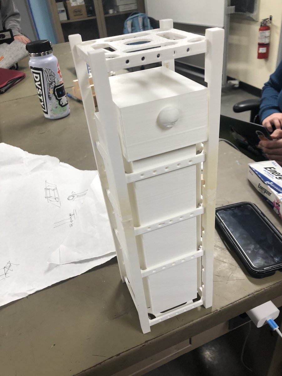 Kicking off our Spring 2022 with more in-person work meetings 👩‍💻🔧⚙️ Check out our pictures from last night! (swipe for the CubeSat...)⏹🛰