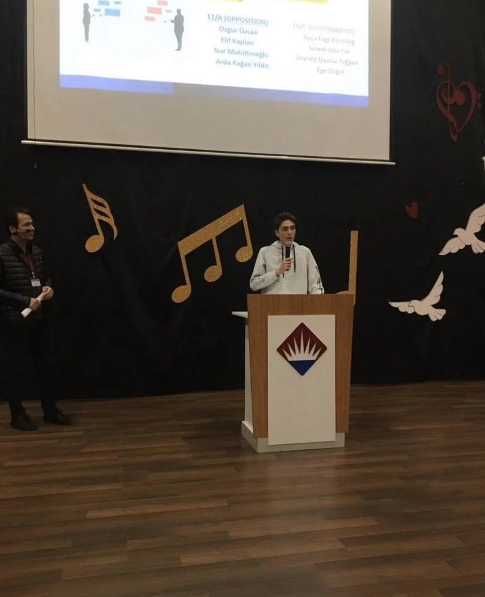 Anadolu Lisesi 10. ve 11. sınıflar arasında gerçekleştirilen İngilizce Münazara Turnuvası'nın finalinde 10C ve 11A'dan arkadaşlarımız karşılaştı. Turnuvanın kazananı 11A sınıfındaki ve etkinlikte yer alan tüm arkadaşlarımızı gönülden tebrik ederiz. <a href="/ozceylan_m/">M.ERTUĞRUL ÖZCEYLAN</a> <a href="/bk_atakenttema/">Bahçeşehir Koleji Atakent Tema Kampüsü</a>