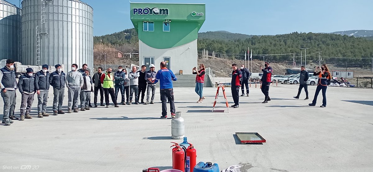 AFAD_Burdur's tweet photo. Burdur #Proyem Tesisi personeline yönelik #AfetFarkındalık ve #Yangın eğitimi verilmiştir. Eğitim sonrasında #TahliyeTatbikatı yapılmıştır.
#AfetTatbikatYılı https://t.co/d2sVPMpF5z