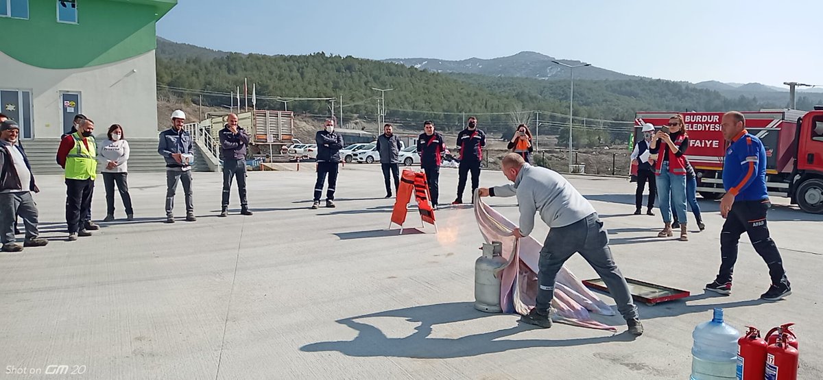 AFAD_Burdur's tweet photo. Burdur #Proyem Tesisi personeline yönelik #AfetFarkındalık ve #Yangın eğitimi verilmiştir. Eğitim sonrasında #TahliyeTatbikatı yapılmıştır.
#AfetTatbikatYılı https://t.co/d2sVPMpF5z
