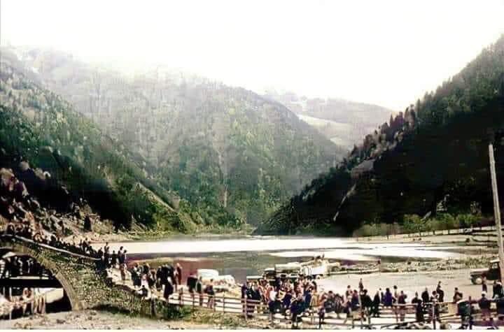 TushBaA's tweet photo. 1965 Heyelan nedeniyle Karadenizden Van’ın emek ve dönerdere köylerine yerleştirilen laz vatandaşlar https://t.co/Goy6WOq4Wz