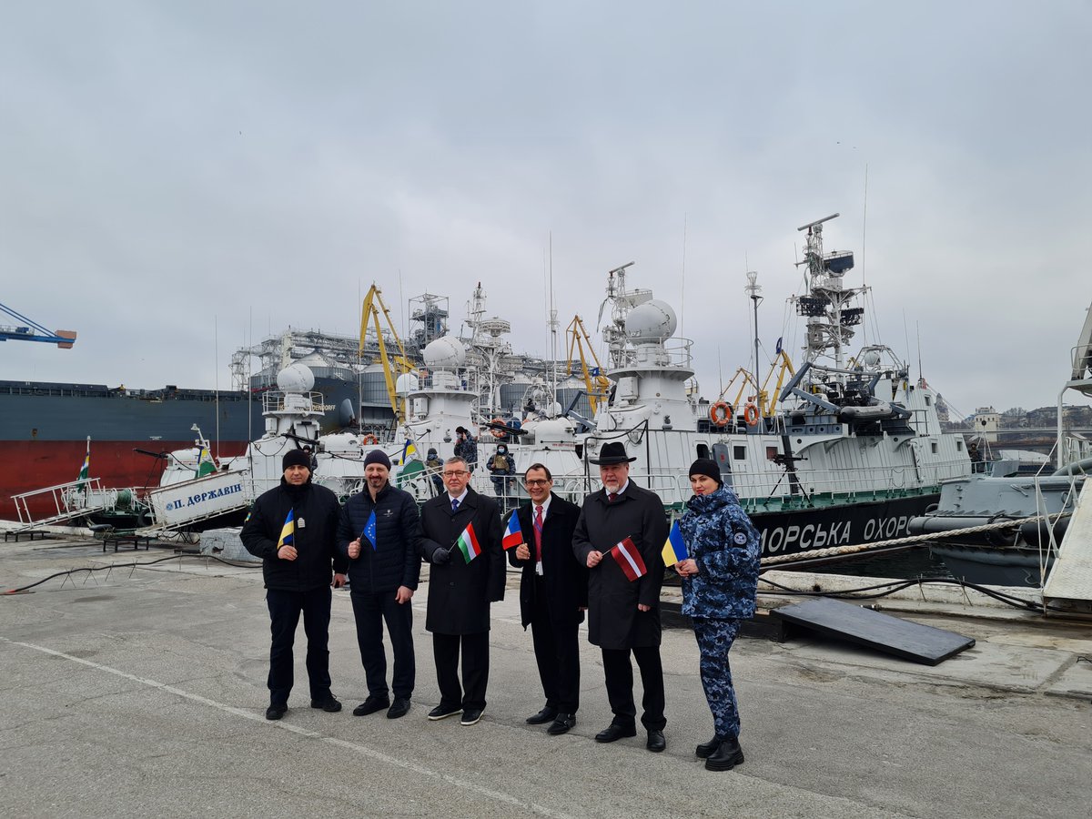 EUAM_Ukraine's tweet photo. #EUAM Field Office Odesa was honored to take part in the #UnityDay celebrations &amp; 🇺🇦 flag-raising ceremony, which took place on the docking of ships/boats of the Odesa Marine Guard Detachment. EUAM continues to work in Ukraine in all of its field offices including Odesa @RUMO_ua https://t.co/7nn6fAze2K