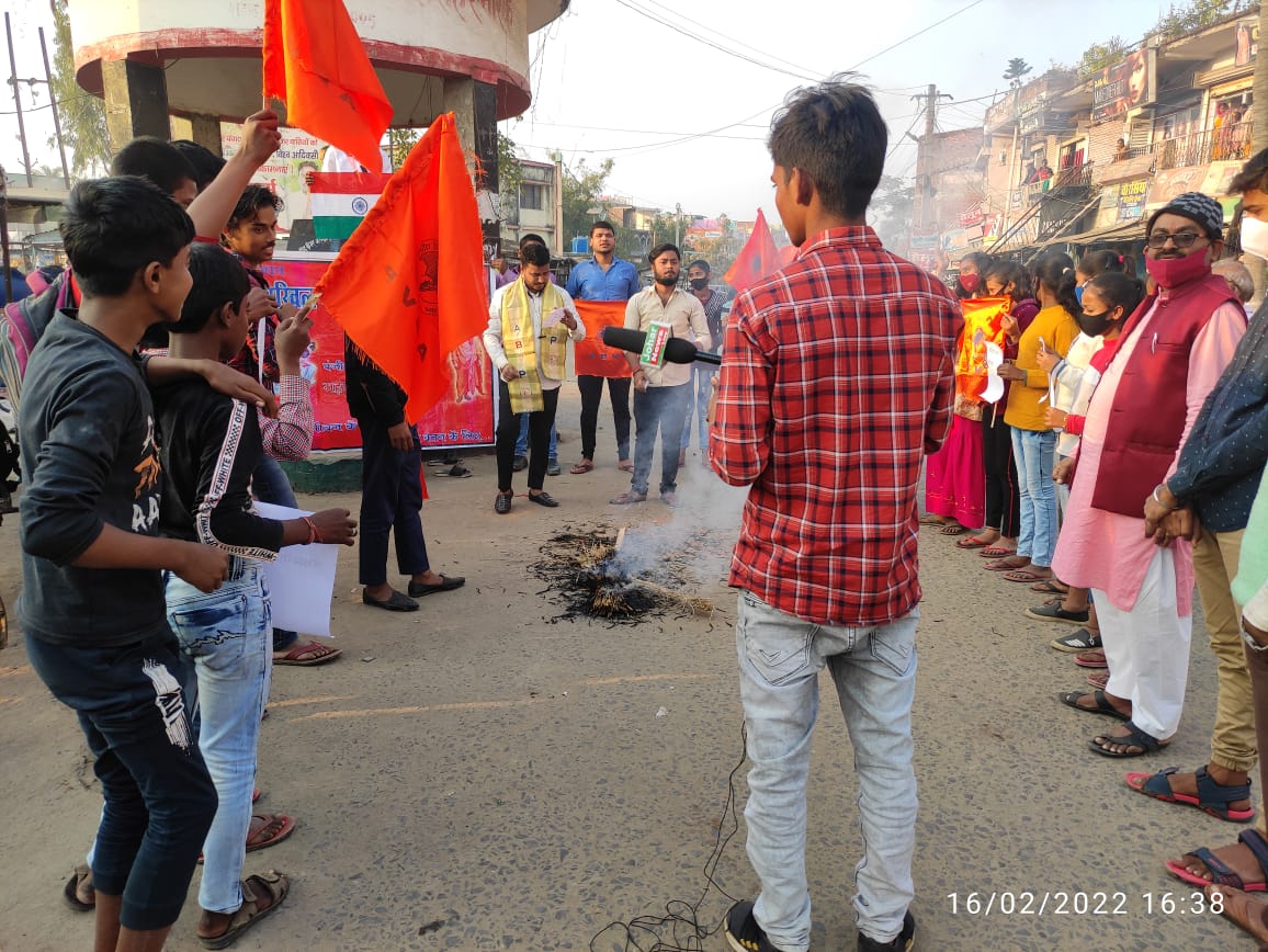 JharkhandABVP's tweet photo. अभाविप गोड्डा जिला के महागामा इकाई द्वारा लावण्या को न्याय दिलाने एवं राष्ट्रीय महामंत्री निधि त्रिपाठी  जी एवं अन्य कार्यकर्ताओं के गिरफ्तारी के विरोध में तमिलनाडु सरकार का पुतला दहन किया गया ।
#FightForLavanya 
#JusticeForLavanya 
@ABVPVoice https://t.co/CwzysjRtrw