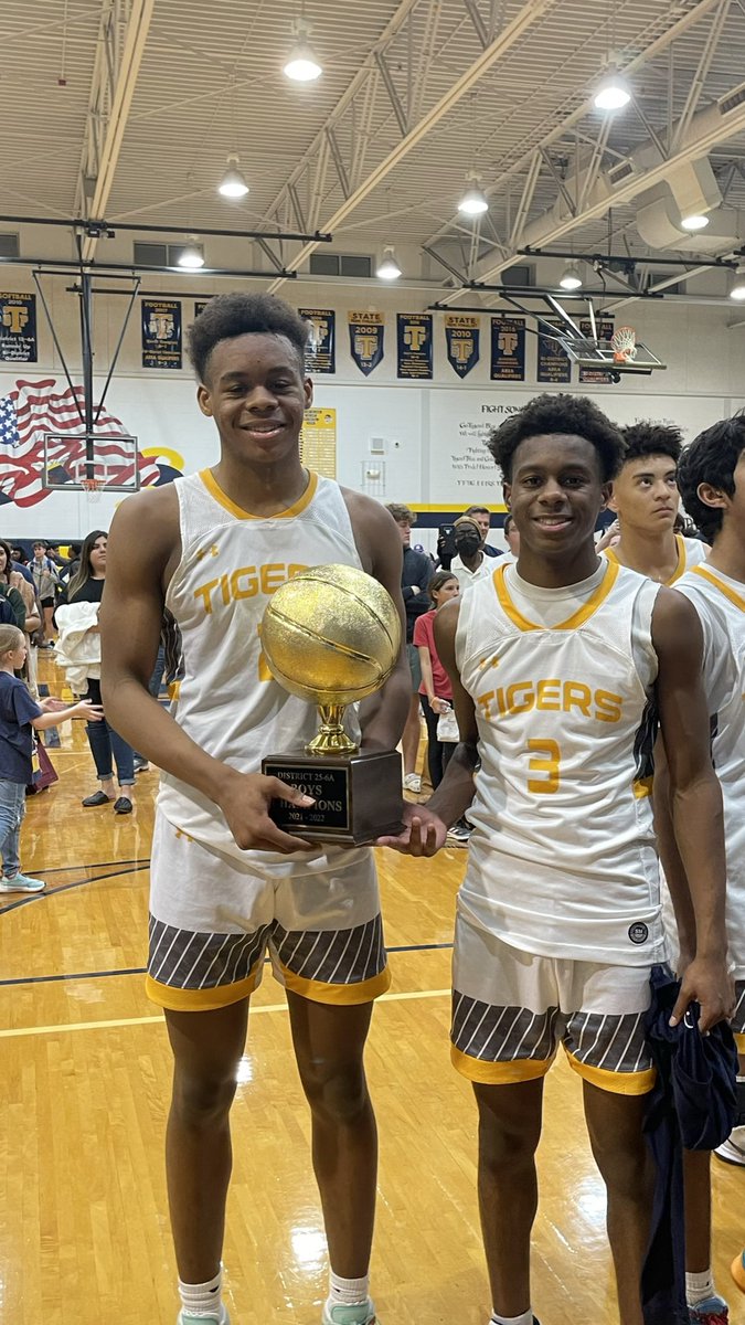 CoolHandChey's tweet photo. How it started vs. How it’s going! Super proud of the #MoseBros and @STPTigerHoops. It’s been a pleasure watching the team’s growth this season and looking forward to what’s in store for the future! Let’s gooooooo!! https://t.co/DxFPf7VSPY