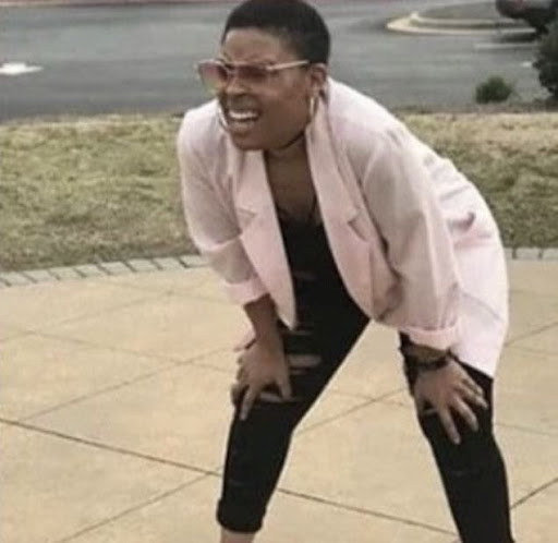 Когда пытаешься издалека разглядеть номер машины, чтобы понять твое это такси или нет