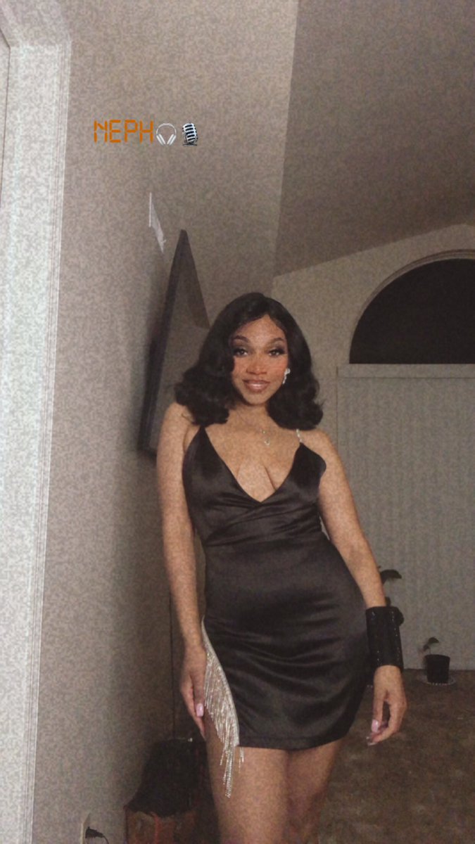 Collaboqueen's tweet image. This is probably how God presented Eve to Adam in the garden that day 🤔😂. 

The only time I’m going backwards is when I’m aging. A real Queen was born today! 🥳🖤🌟 $AGameWriters 

#Queen
#Singer
#Songwriter
#Fashion 
#Shein
#Bling 
#BabyHair
#Smile
#Melanin 
#BlackGirlMagic