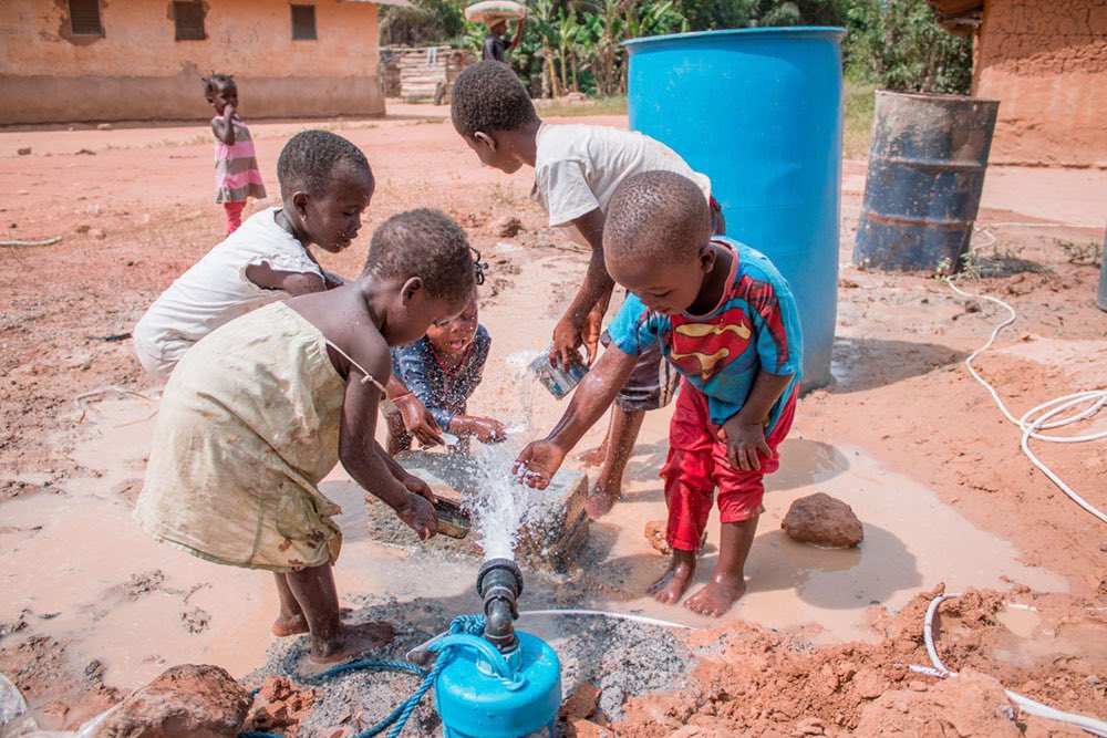 Tolles Gefühl für die Kinder in Ghana: Das Wasser sprudelt neben ihrem zu Hause und ist kein stundenlanger Fußmarsch entfernt! Für die Einwohner hat sich eines der 17 #globalgoals erfüllt - Sauberes Wasser für alle Menschen #gemeinsamfürdieguteSache #itsaboutYOU