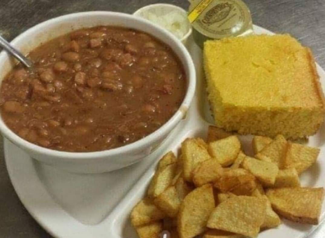 WeezesCafe's tweet photo. Perfect day for #WeezesCafe's Wednesday lunch special: Bowl of Ham & Beans served with Fried Potatoes and Cornbread $6.99. Open 'til 7:00 p.m. Join us, won't you? :) (918) 337-0881 https://t.co/pASWBpYasr #Bartlesville #beansandcornbread https://t.co/NjklunQIpn