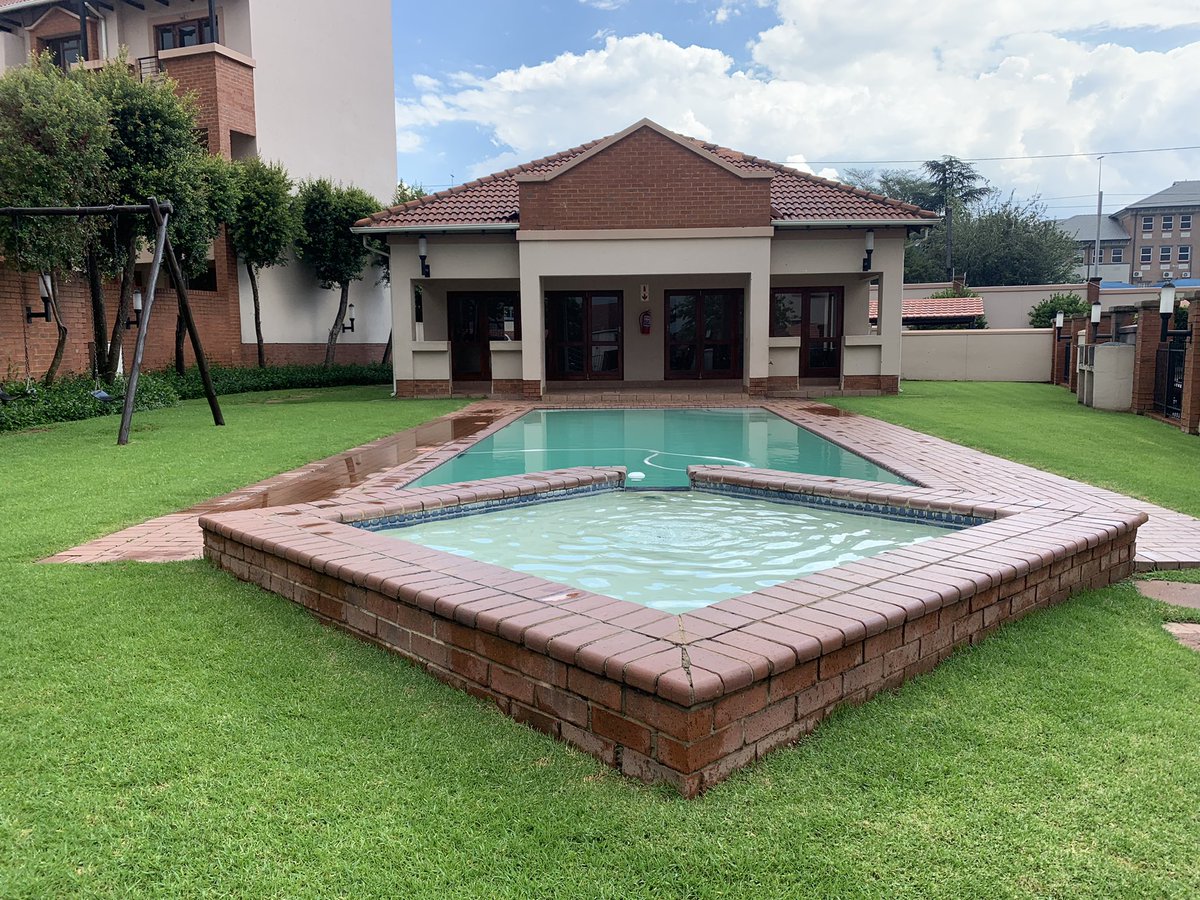 gauteng_propp's tweet photo. Beautiful, cosy 2 bed, 1 bath apartment NOW AVAILABLE. Paulshof - RENTAL PRICE REDUCED: R7900! Clean, well kept and safe security  complex. Call/whatsapp: Martha - Authentic properties: +27 (65) 929-5098 https://t.co/HuiKPTDcOZ