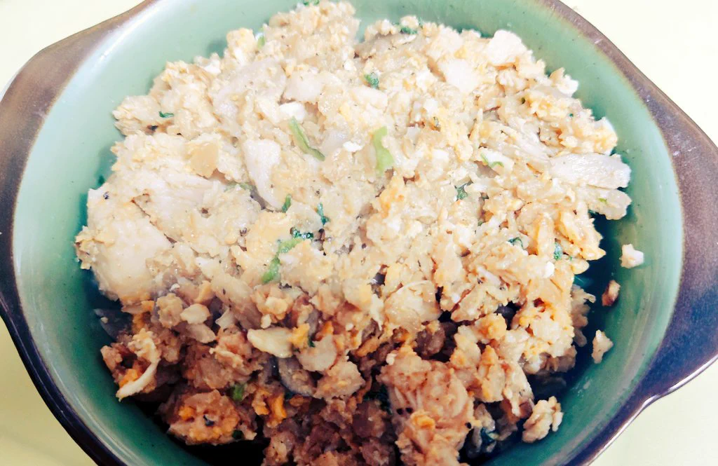 こちらのレシピを参考にオートミールでチャーハン作りました✨
久々に明日のお弁当(ФωФ)
ちょっと味見したけど、本当に味噌ラーメン好きにはたまらぬお味でした✨
因みに、葱の代わりに小松菜、ツナの代わりにサラダチキン使って、＋舞茸入れてます！
仕上げにバター🧈も入れましたよ！  
