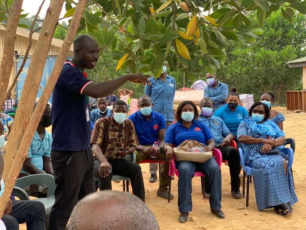 KLOMOfficial's tweet photo. .#MAREDES, the NGO wing of the Noble Order of the @KLOMarshall has donated relief items and a cash amount to the victims of the #Appiatse explosion in the Western region of 🇬🇭 
Reade more: 👉🏽https://t.co/kvpPjJ3BYG https://t.co/XNYNRJpciK