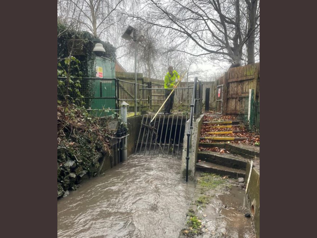 With #rivers already high &amp; both ends of the River #Severn at risk, #TeamEA is preparing now. We’re inspecting embankments, clearing trash screens, putting up barriers &amp; updating forecasts. 

But we need your help! Please follow free warnings &amp; advice 👉 check-for-flooding.service.gov.uk