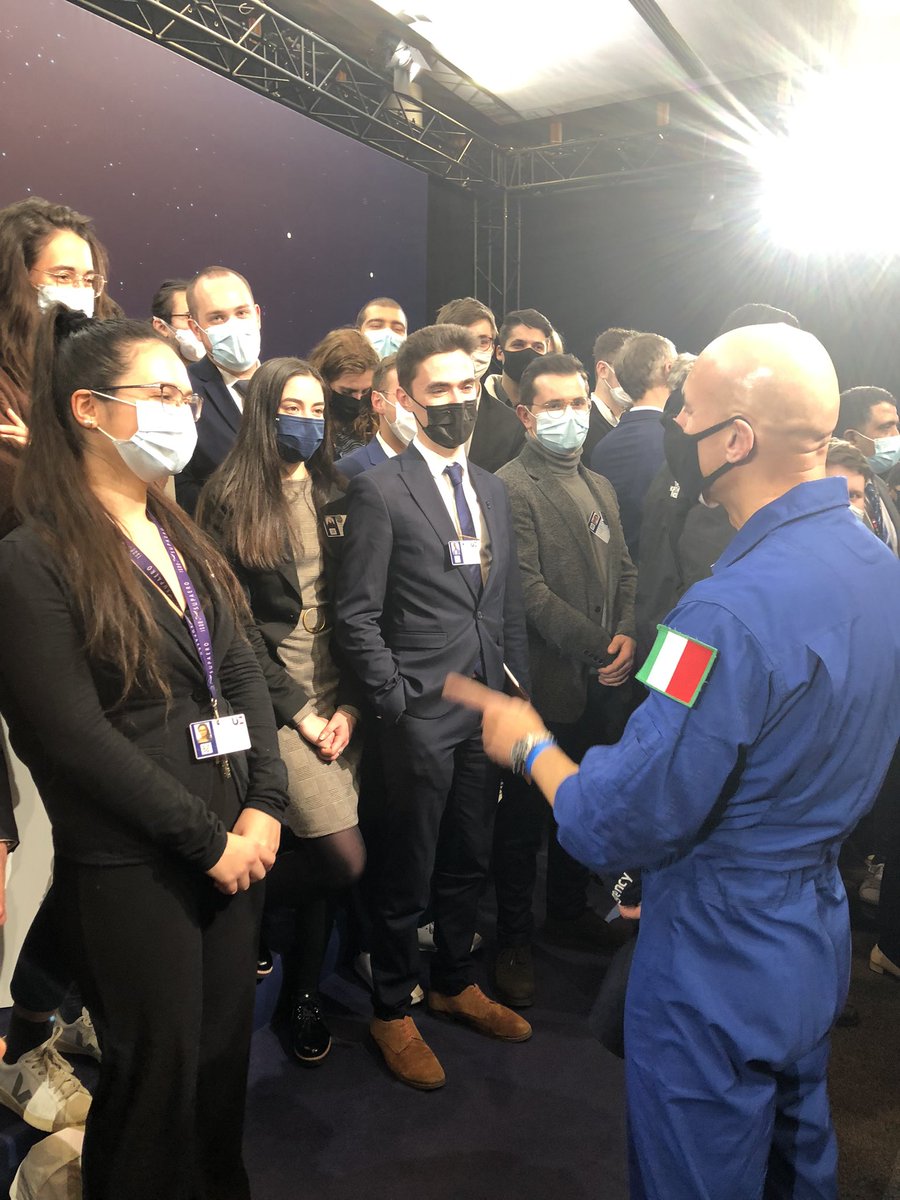 APraxHuart's tweet image. Encore un astronaute de l’@esa qui confirme à quel point on peut être brillant, inspirant et accessible à la fois. Un grand merci @astro_luca pour ce temps d’échanges tellement sympa et décomplexé avec nos étudiants! À très bientôt à l’@ISAE_officiel! 😉🚀#SupaeroSpirit