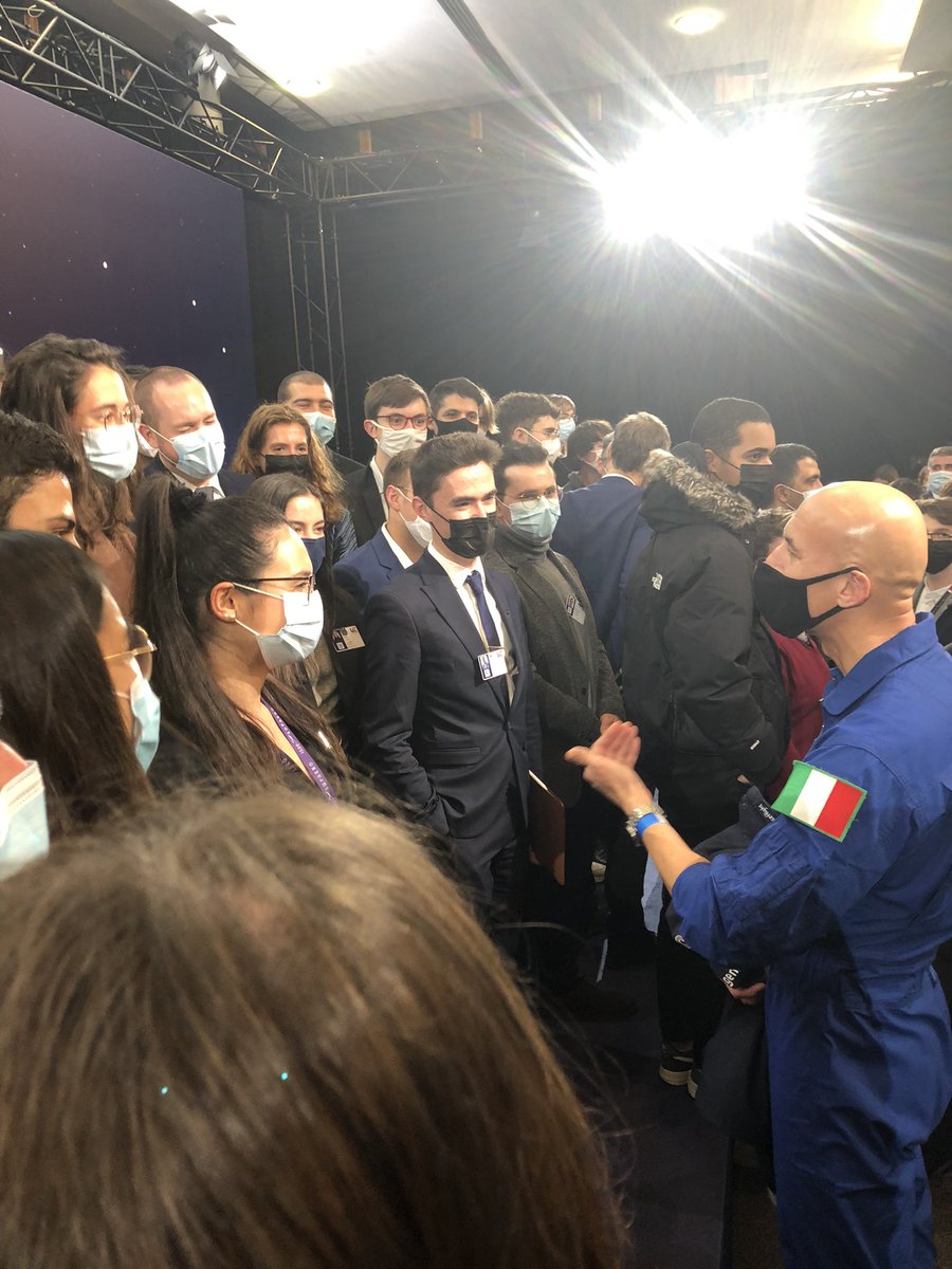 APraxHuart's tweet image. Encore un astronaute de l’@esa qui confirme à quel point on peut être brillant, inspirant et accessible à la fois. Un grand merci @astro_luca pour ce temps d’échanges tellement sympa et décomplexé avec nos étudiants! À très bientôt à l’@ISAE_officiel! 😉🚀#SupaeroSpirit