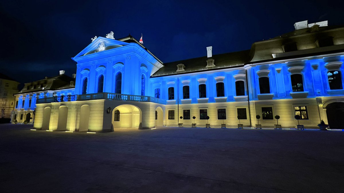 As #Ukraine marks the #UnityDay, the Presidential Palace is lit in blue &amp; yellow 🇺🇦 as an expression of support to our neighbour. Symbols are important but it’s our unity &amp; resolve to stand for democracy &amp; freedom that makes us stronger.