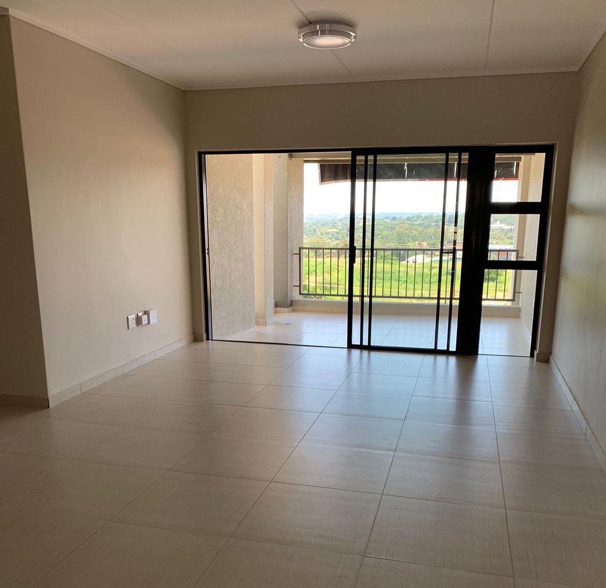 gauteng_propp's tweet photo. 2 Bedroom, 1 bathroom unit NOW AVAILABLE- Kyalami. Beautiful, modern space. Generous balcony and a private laundry space. 2 covered parking bays. R13409. Call/ whatsapp: Martha - Authentic properties: +27 (65) 929-5098 https://t.co/VHhCOQ6OT0