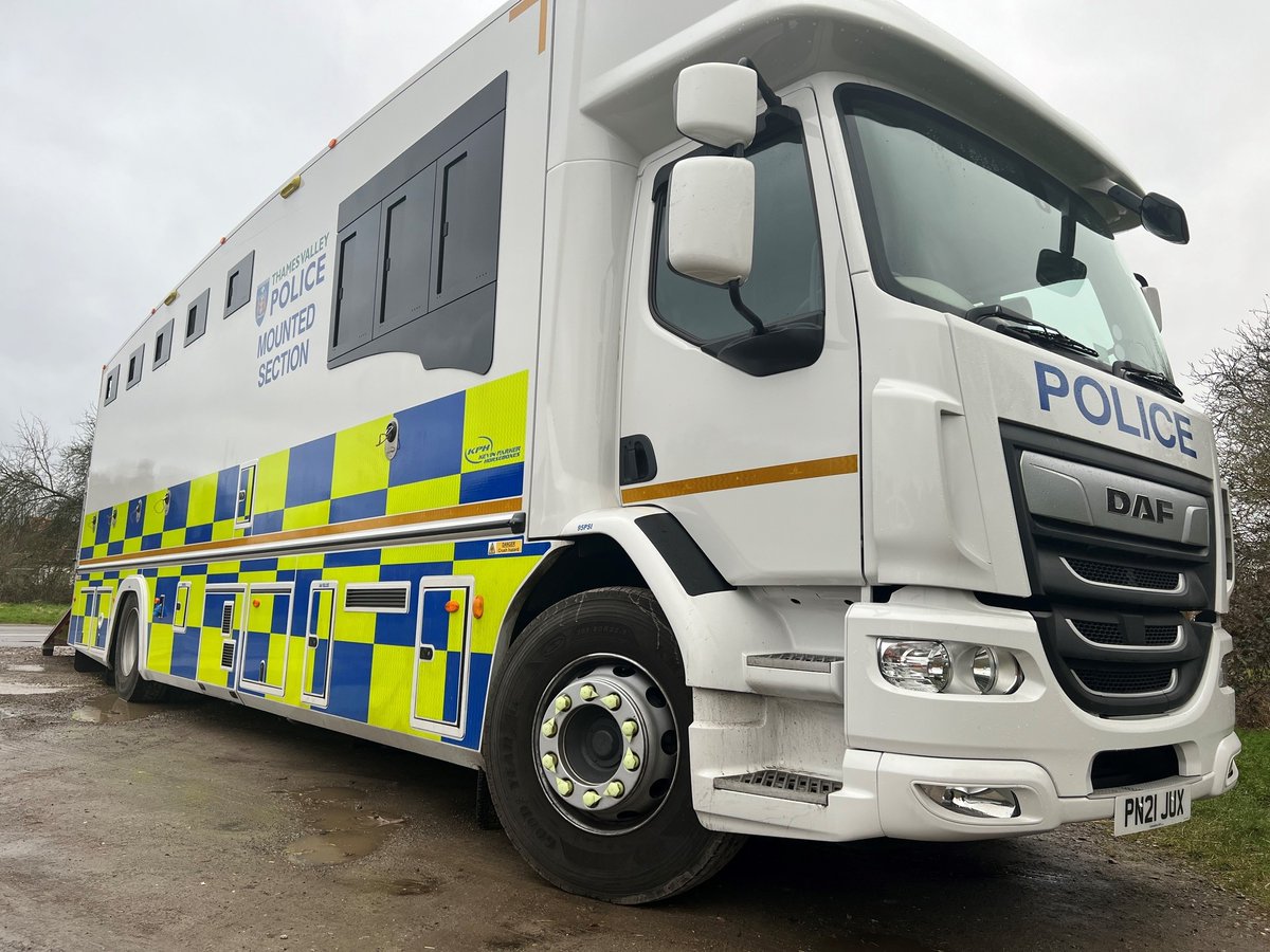 TVP_ChiltSBucks's tweet photo. On patrol in the Chesham rural areas today are Neptune, Luna and officers from the mounted section. It was great to see them all . #Rural #Chesham #P5969 https://t.co/aXiox151nx
