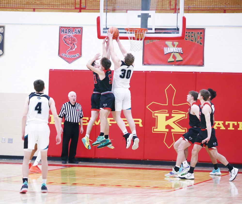 ByEricPratt's tweet image. Incredible story here from @ChrisJohnson_17: in an exclusive interview, Southeast Valley star Aaron Graves - a University of Iowa football recruit - confirms he&apos;ll be wrestling at state Thursday morning, then playing district basketball that night: messengernews.net/sports/local-s… @IHSAA