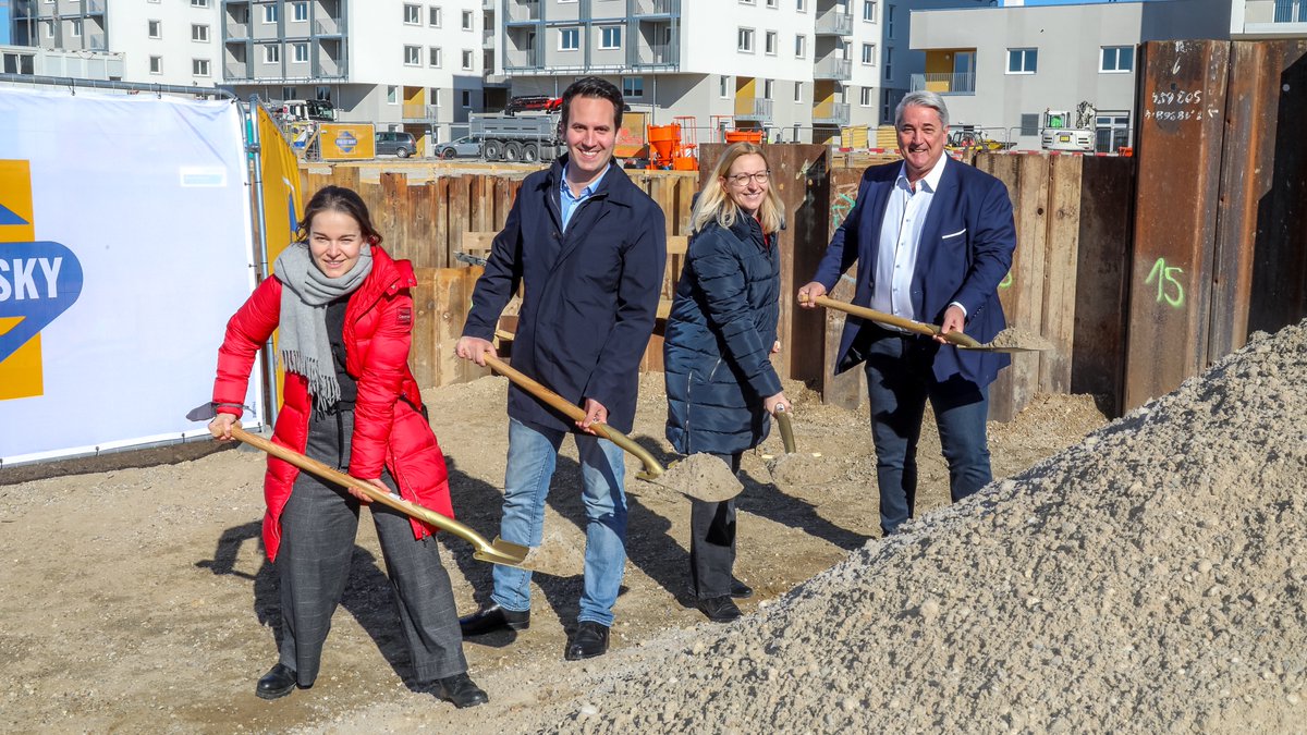 Spatenstich für die nächste coole Schule! 🚀
"In einem stark wachsenden Bezirk wie der #Donaustadt ist es wichtig, modernes und nachhaltiges Bildungsangebot anzubieten und genau das wird mit diesem neuen Schulstandort möglich sein." <a href="/chriswiederkehr/">Christoph Wiederkehr</a> ©PID
wien.gv.at/presse/2022/02…
