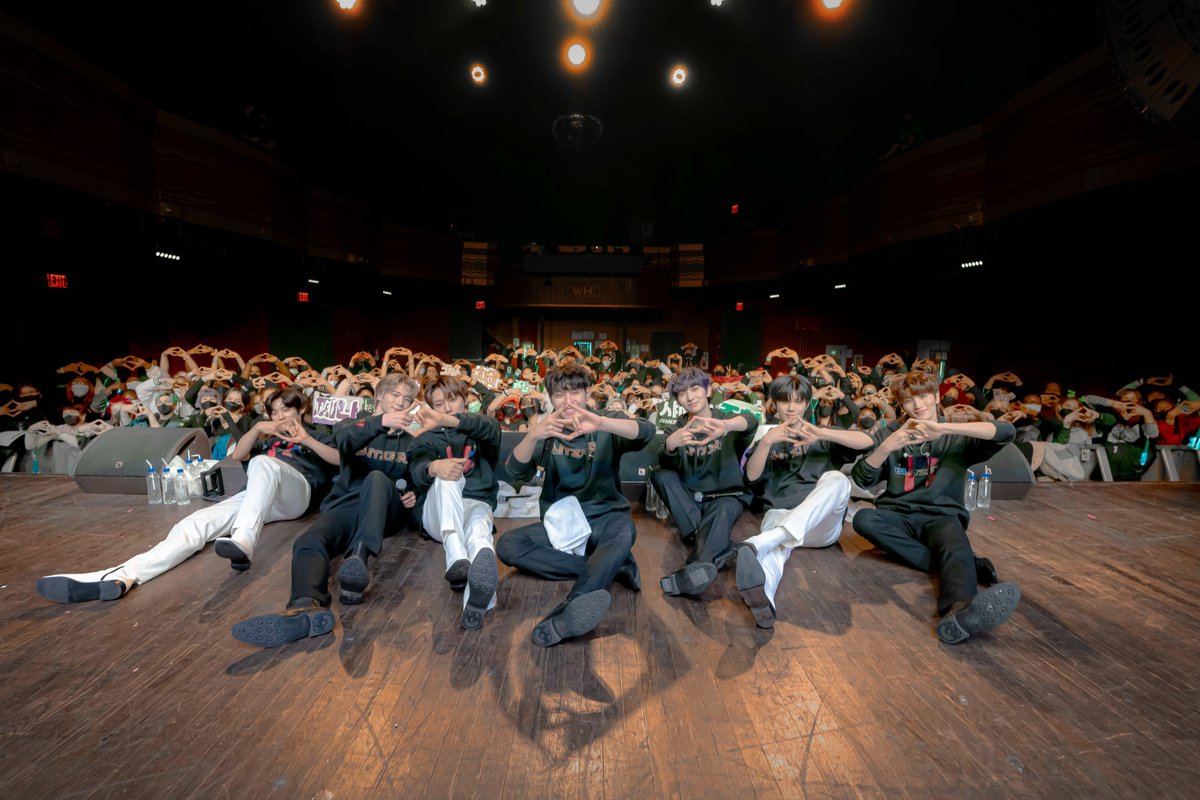 WUZO_BLITZERS's tweet photo. [📷]
[BLITZERS 2022 U.S. TOUR Check-in]
​
☑ WITH. NY BLEE ❤
See you New York! Thank you.
​
#BLITZERS #블리처스
#BLITZERS_Check_in_NY https://t.co/9MBunuCggC