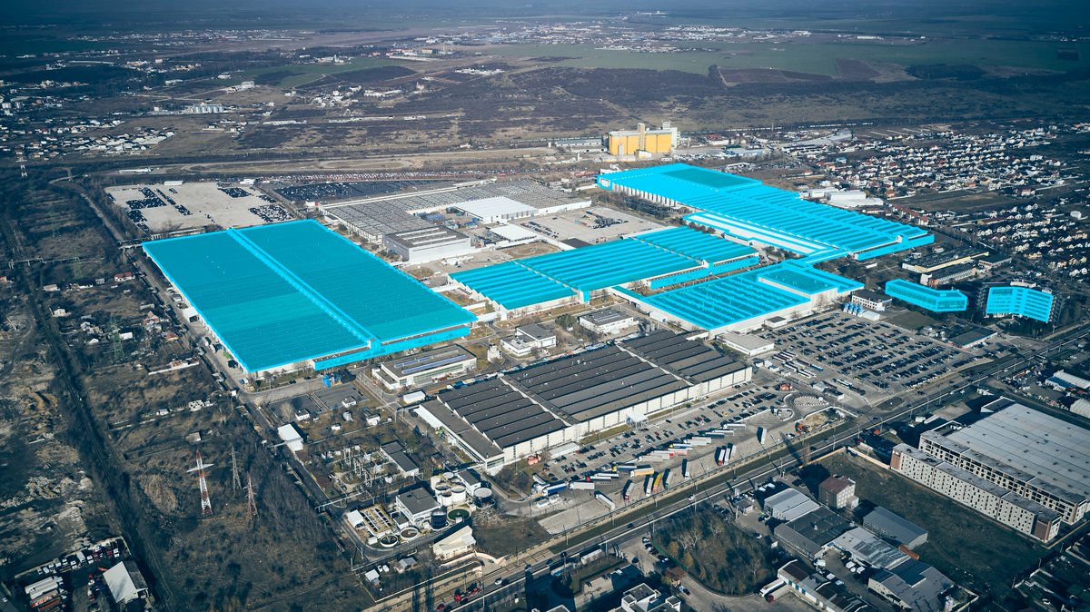 FordPolska's tweet photo. 👉#Ford #GoElectric⚡️#FordPlus

Inwestycje Forda w elektromobilność👇

▫️ W zeszłym roku Ford podjął decyzję o zainwestowaniu 300 mln💲w produkcję nowego lekkiego auta dostawczego w fabryce w Craiovej, która ma rozpocząć się w 2023 r. 
▫️ Elektryczna wersja zadebiutuje w 2024 r. https://t.co/9tX4HEPytA