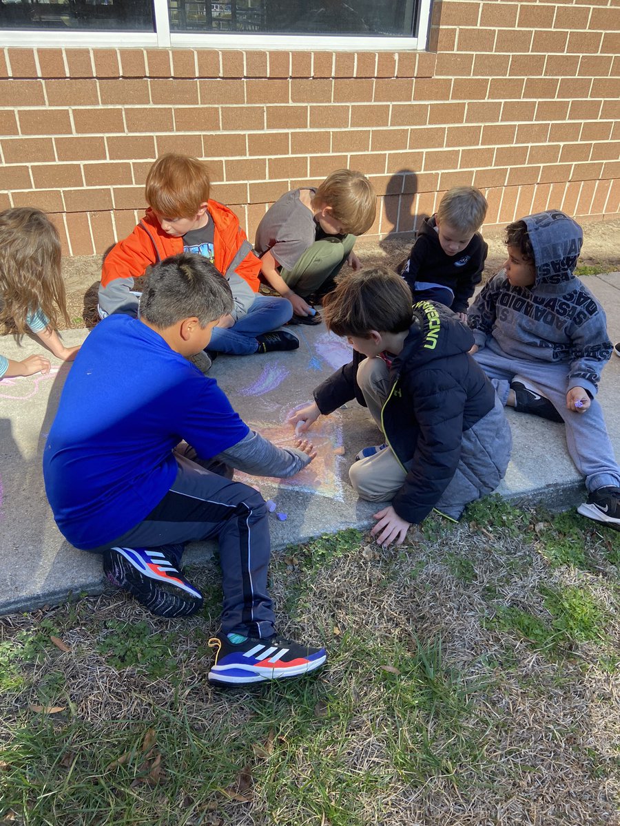 These sweet kids are making sidewalk designs on the sidewalk area that our custodians use. #brightertogether #kindnessweek <a href="/MCPSsandcastle/">MCPS</a>