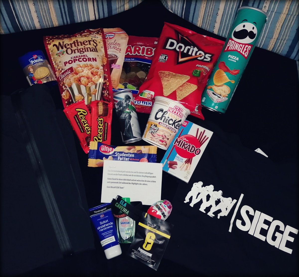 EineDiaa's tweet photo. Wir freuen uns seeehr übers Paket!
Großes Dankeschön & Liebe geht raus! ❤️ @RainbowSixDE @R6esportsDE
damit kann man noch besser die #SixInvitational2022 genießen 💕
#ModLiebe #ModLoben #CasterLoben https://t.co/MV9SdNPBI9