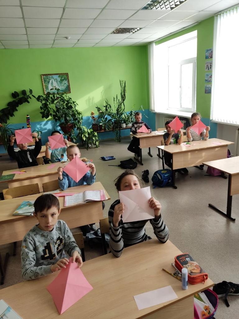 chernovschool's tweet photo. На улице мороз, а  во дворе нашей школы  расцвела клумба из тюльпанов. Ребята изготовили  цветы своими руками в память о воинах-интернационалистах. Так они присоединились к акции "Красный тюльпан", которая ежегодно проходит в память о погибших воинах. https://t.co/LbFpn80p0L