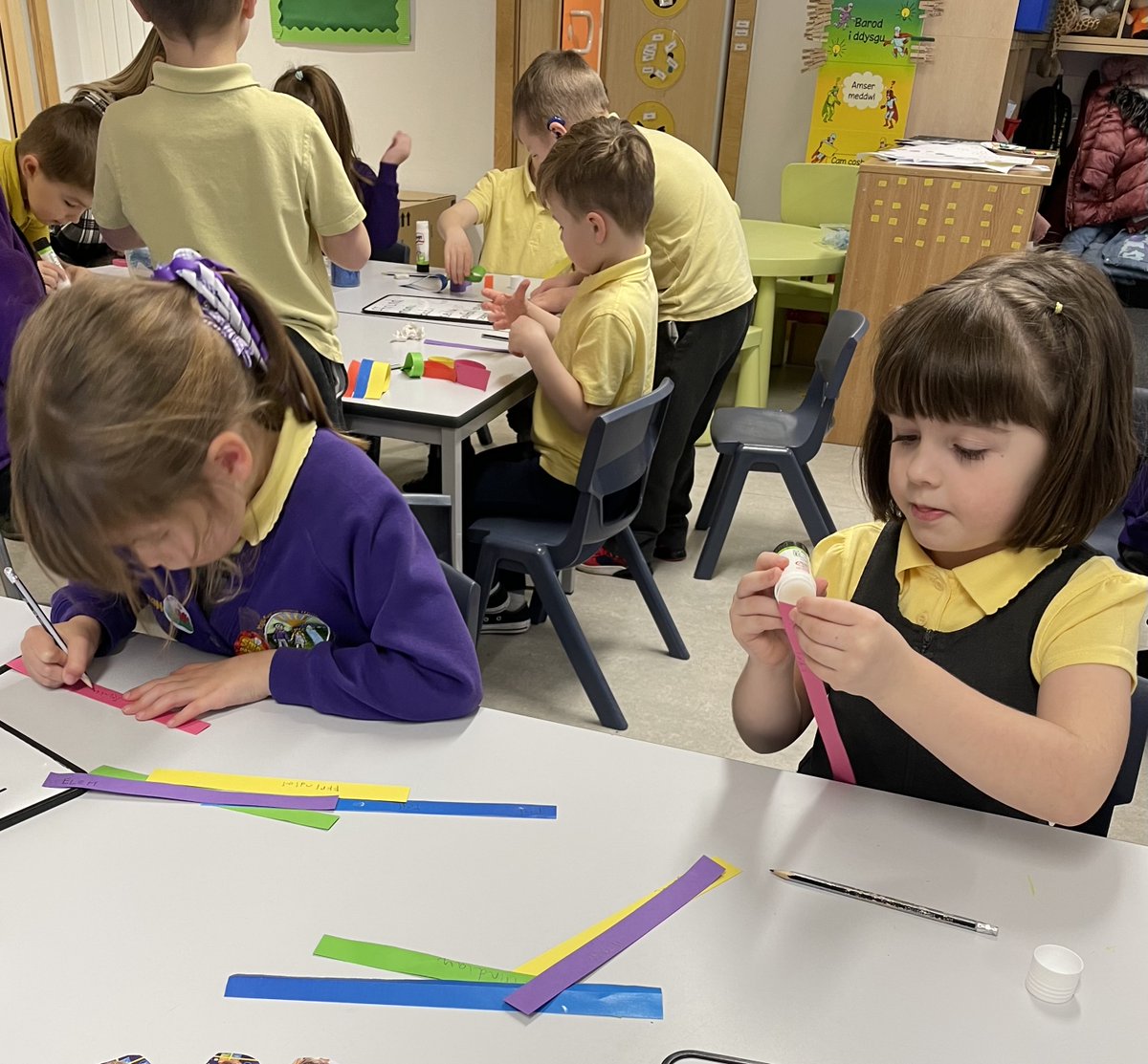 YsgolTrimsaran's tweet photo. Dyma Flwyddyn 1 yn derbyn gwybodaeth am iechyd meddwl a chreu blodau syโn dangos yr hyn sy'n eu gwneud yn hapus / Here is Year 1 receiving information about mental health and making flowers that show what makes them happy #article13 #erthygl13 @unicef_uk @childcomwales https://t.co/5buDo6Gr7P