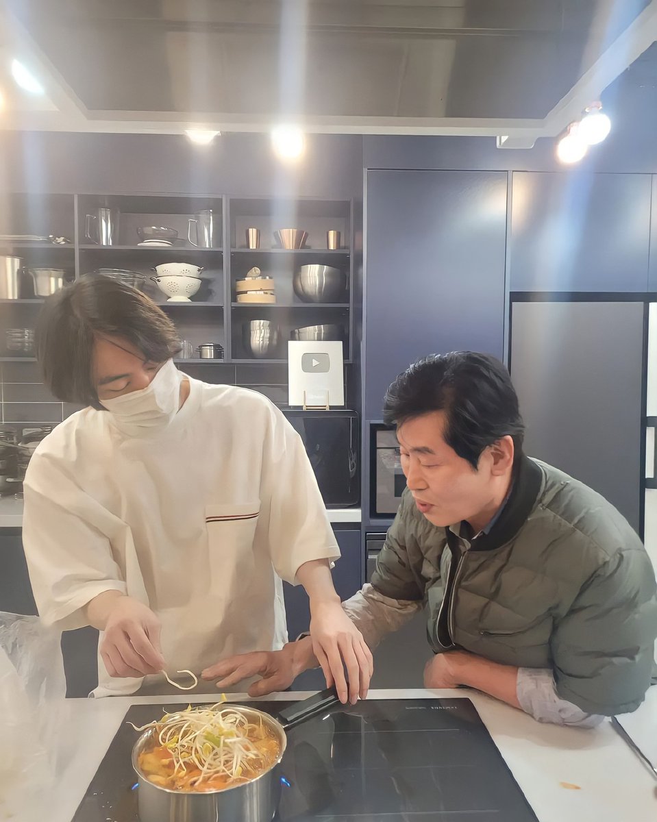 BTSMY_ARMY's tweet photo. Chef Lee Yeon Bok posted the photos with Jin learn cooking on his Instagram. 😍

Chef Lee also said the food made by Jin is delicious!💜🌟

 📎 https://t.co/6M0m2sV2Vz
#CHEFJIN @BTS_twt https://t.co/02hFy4CMGL