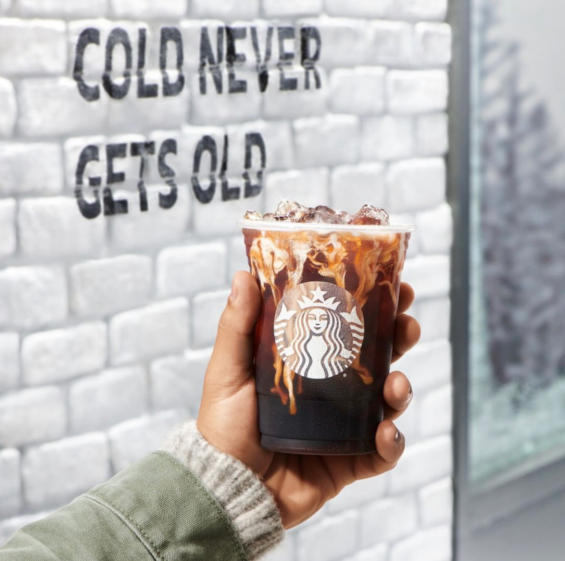 Every season is iced coffee season. Don’t let anyone tell you otherwise. ✋ 💚 On your next visit to Kierland Commons, stop by @starbucks and try their Vanilla Sweet Cream Cold Brew.